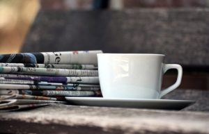 コーヒーと新聞紙